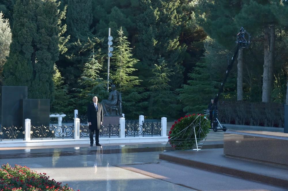 Prezident İlham Əliyev və ailə üzvləri ümummilli lider Heydər Əliyevin məzarını ziyarət ediblər (FOTO)