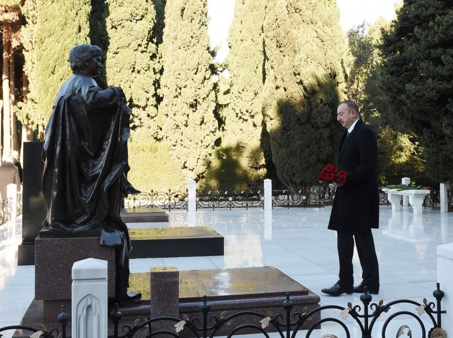 Prezident İlham Əliyev və ailə üzvləri ümummilli lider Heydər Əliyevin məzarını ziyarət ediblər (FOTO)