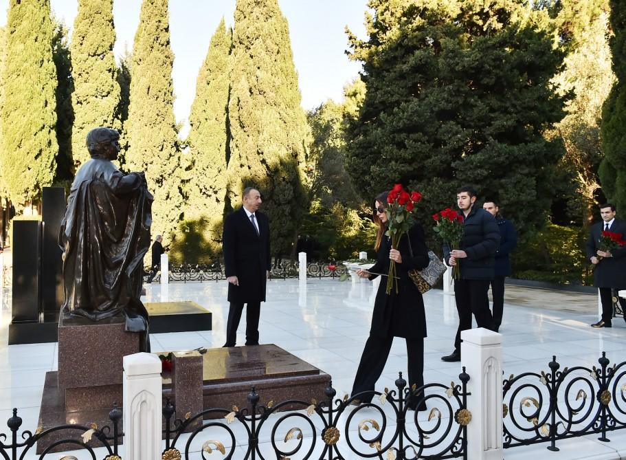 Prezident İlham Əliyev və ailə üzvləri ümummilli lider Heydər Əliyevin məzarını ziyarət ediblər (FOTO)