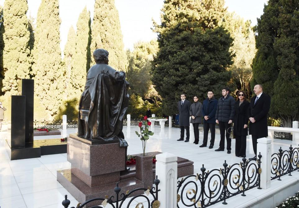 Prezident İlham Əliyev və ailə üzvləri ümummilli lider Heydər Əliyevin məzarını ziyarət ediblər (FOTO)