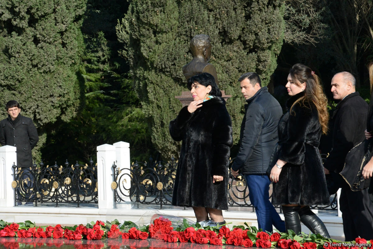 Azərbaycan ictimaiyyəti ulu öndər Heydər Əliyevin vəfatının ildönümündə Fəxri xiyabanı ziyarət edir (FOTO)