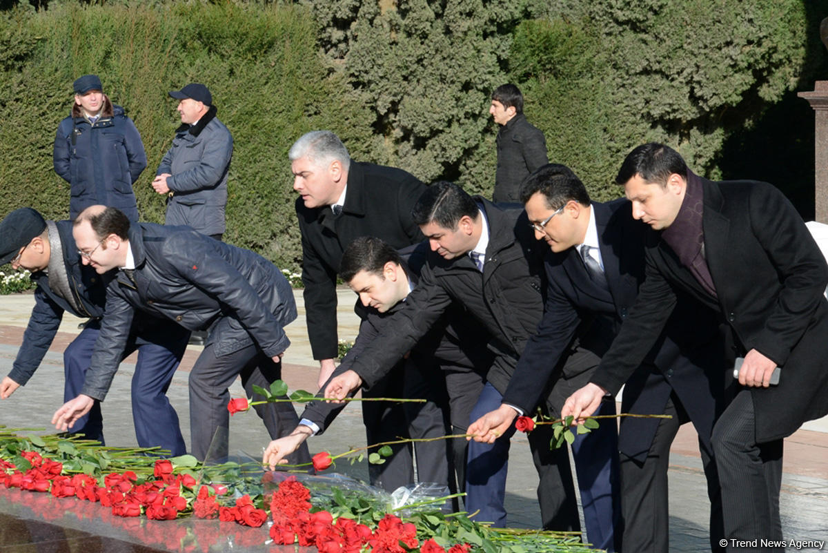 Azərbaycan ictimaiyyəti ulu öndər Heydər Əliyevin vəfatının ildönümündə Fəxri xiyabanı ziyarət edir (FOTO)