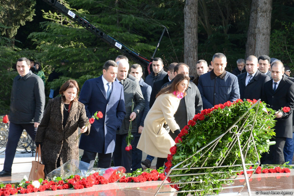 Azərbaycan ictimaiyyəti ulu öndər Heydər Əliyevin vəfatının ildönümündə Fəxri xiyabanı ziyarət edir (FOTO)