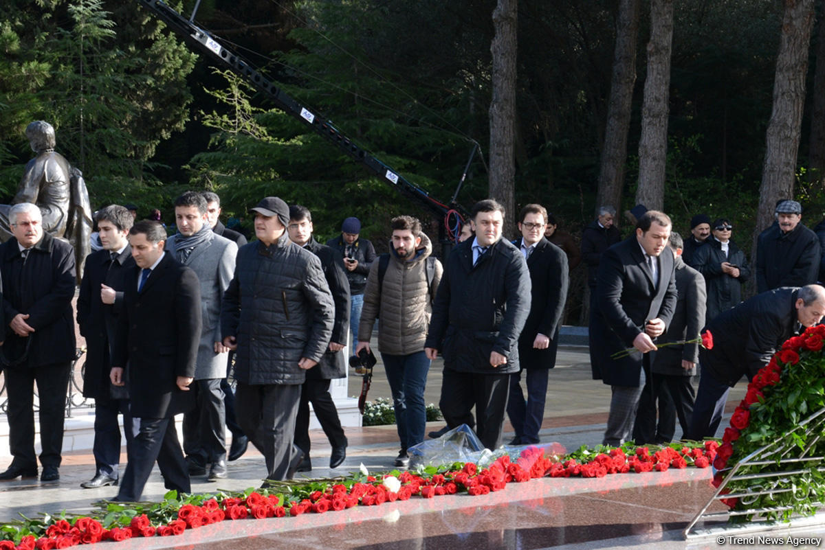 Azərbaycan ictimaiyyəti ulu öndər Heydər Əliyevin vəfatının ildönümündə Fəxri xiyabanı ziyarət edir (FOTO)