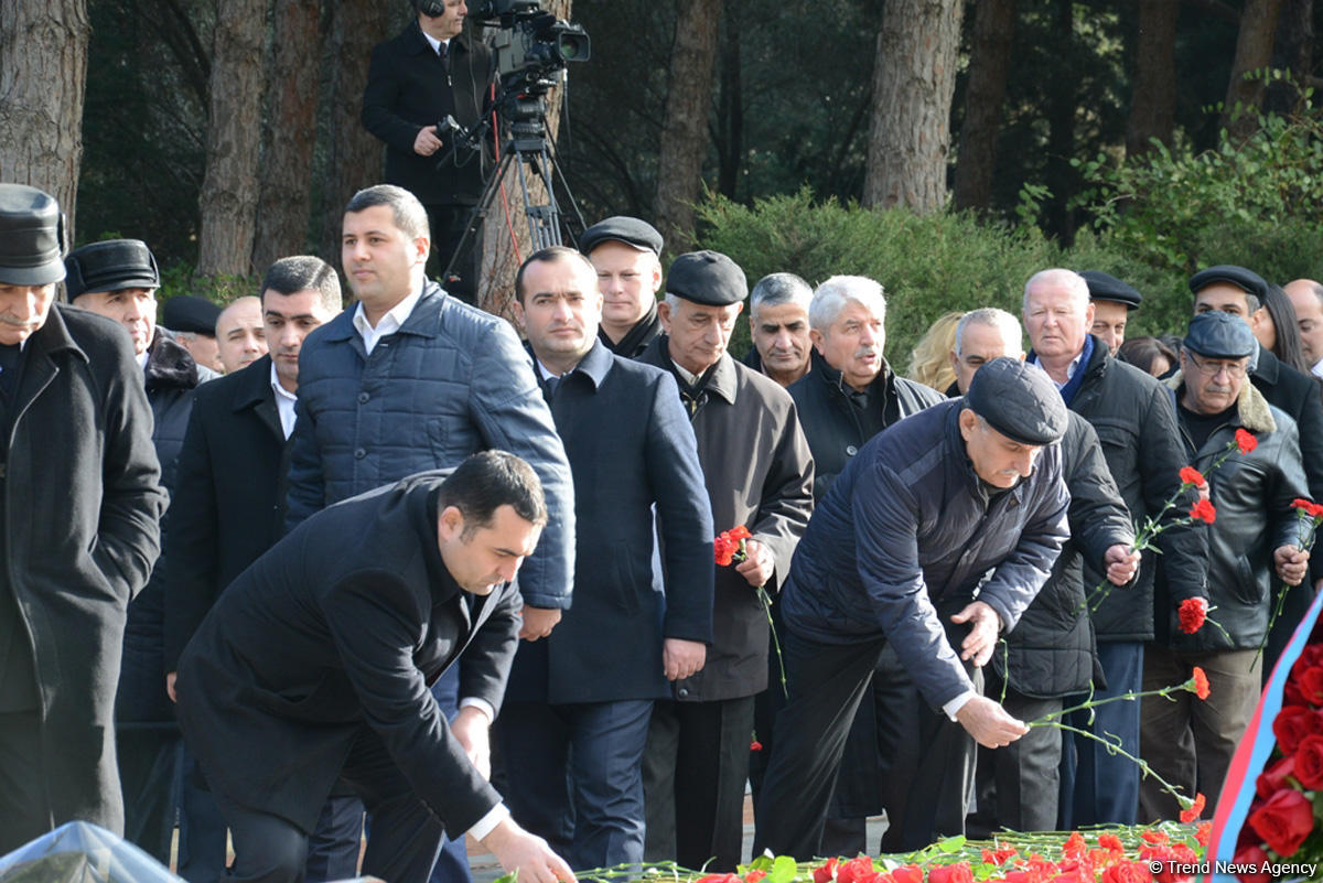 Azərbaycan ictimaiyyəti ulu öndər Heydər Əliyevin vəfatının ildönümündə Fəxri xiyabanı ziyarət edir (FOTO)