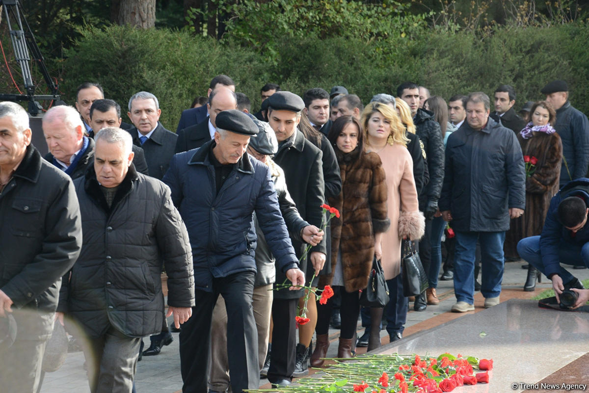 Azərbaycan ictimaiyyəti ulu öndər Heydər Əliyevin vəfatının ildönümündə Fəxri xiyabanı ziyarət edir (FOTO)