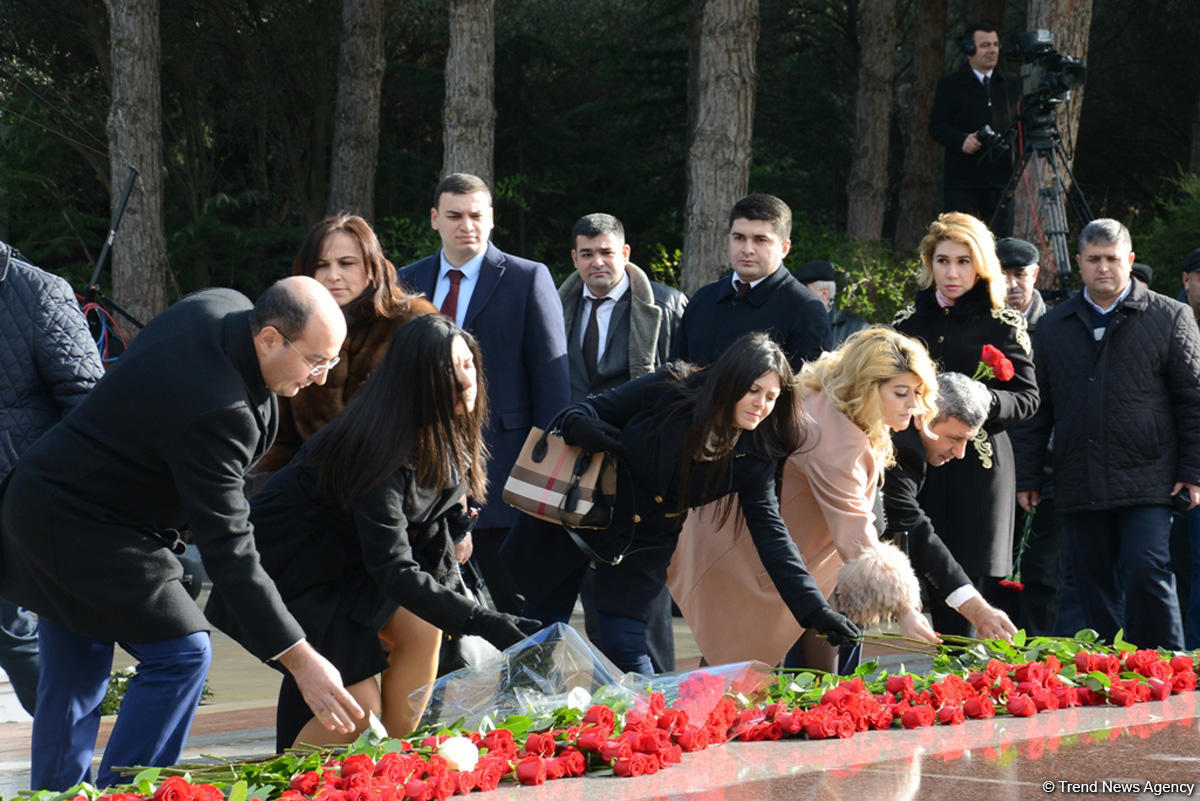 Azərbaycan ictimaiyyəti ulu öndər Heydər Əliyevin vəfatının ildönümündə Fəxri xiyabanı ziyarət edir (FOTO)