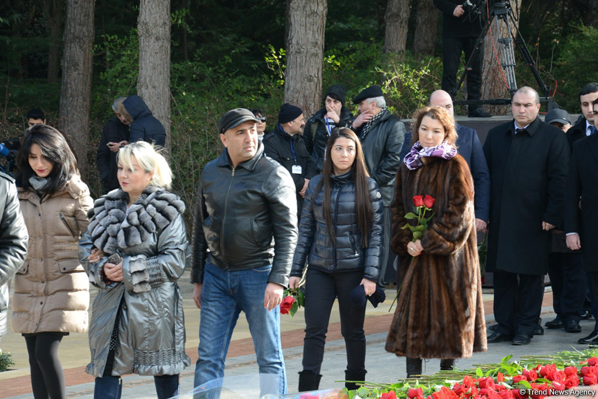 Azərbaycan ictimaiyyəti ulu öndər Heydər Əliyevin vəfatının ildönümündə Fəxri xiyabanı ziyarət edir (FOTO)