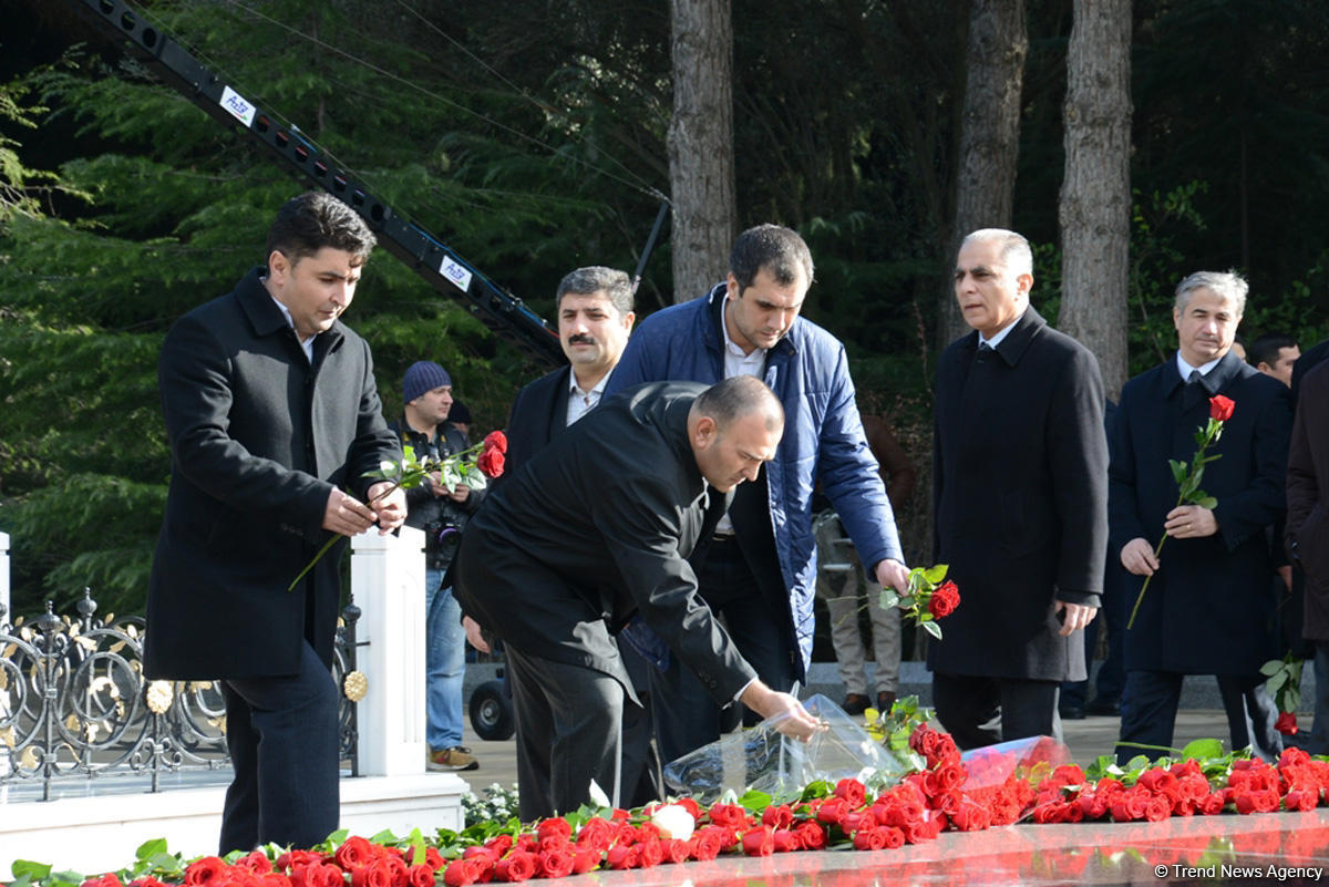 Azərbaycan ictimaiyyəti ulu öndər Heydər Əliyevin vəfatının ildönümündə Fəxri xiyabanı ziyarət edir (FOTO)