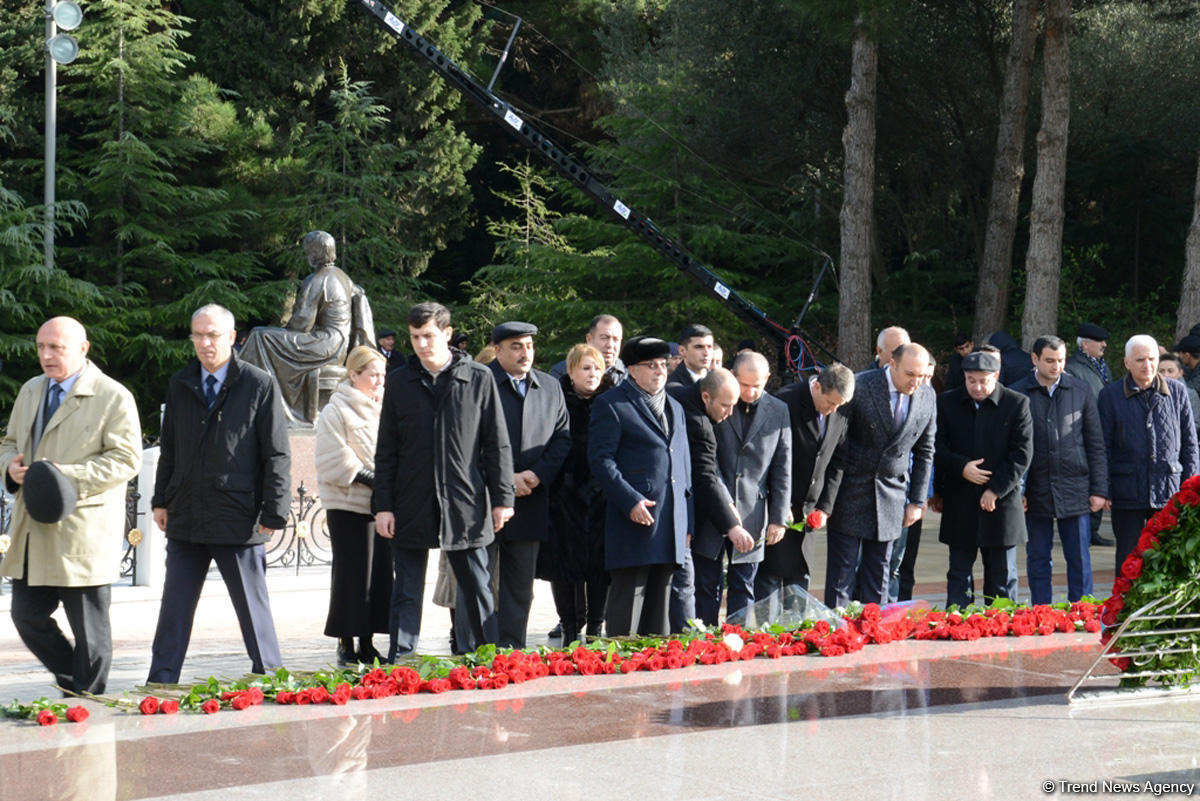 Azərbaycan ictimaiyyəti ulu öndər Heydər Əliyevin vəfatının ildönümündə Fəxri xiyabanı ziyarət edir (FOTO)