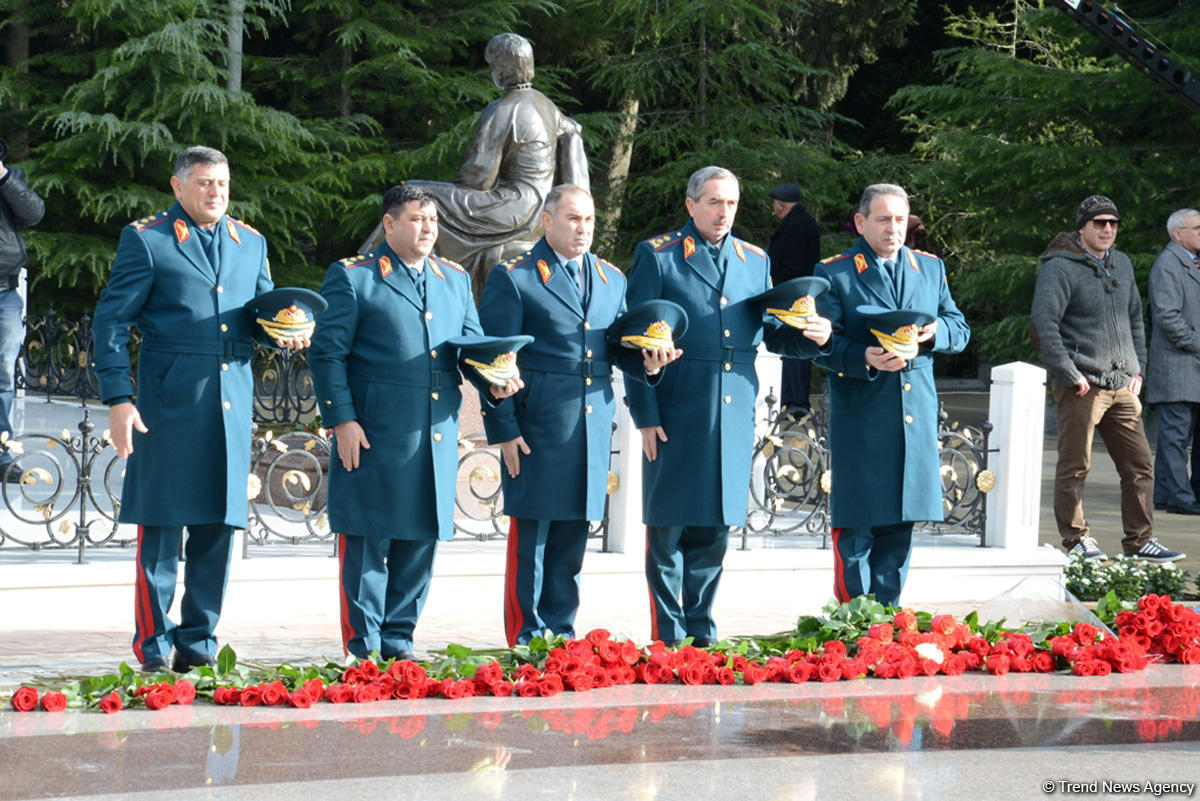 Azərbaycan ictimaiyyəti ulu öndər Heydər Əliyevin vəfatının ildönümündə Fəxri xiyabanı ziyarət edir (FOTO)