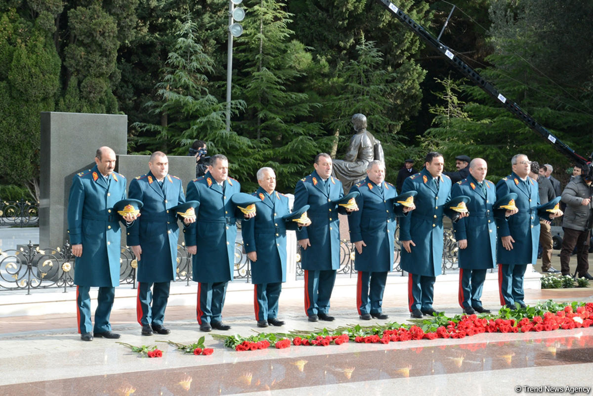 Azərbaycan ictimaiyyəti ulu öndər Heydər Əliyevin vəfatının ildönümündə Fəxri xiyabanı ziyarət edir (FOTO)