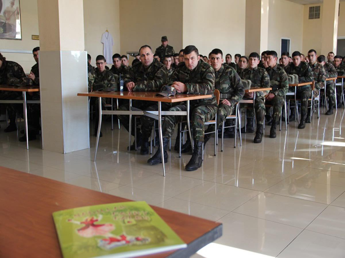 Bilik Fondu hərbi hissədə əsgərlərlə görüşüb (FOTO)