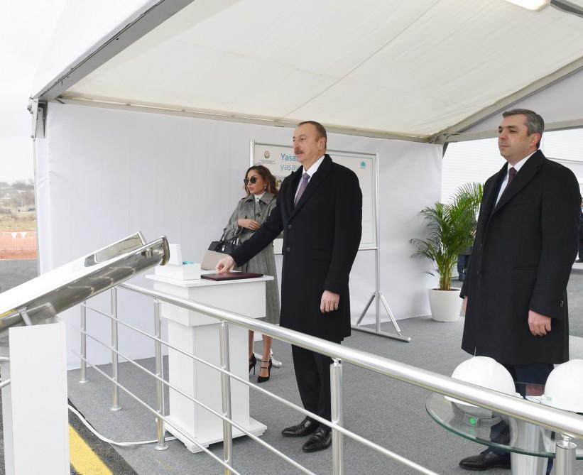 Prezident İlham Əliyev və xanımı Yasamal Yaşayış Kompleksində ilk 9 mərtəbəli binanın və məktəb binasının təməlqoyma mərasimində iştirak ediblər (YENİLƏNİB-2) (FOTO)