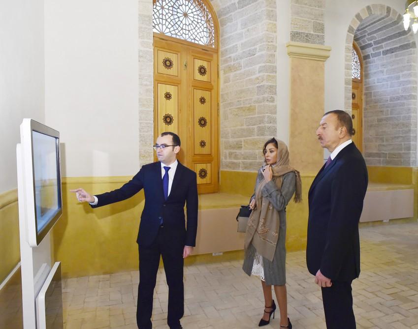 Prezident İlham Əliyev və xanımı "Bəylər" məscidində bərpa işlərindən sonra yaradılan şəraitlə tanış olublar (FOTO) (YENİLƏNİB)