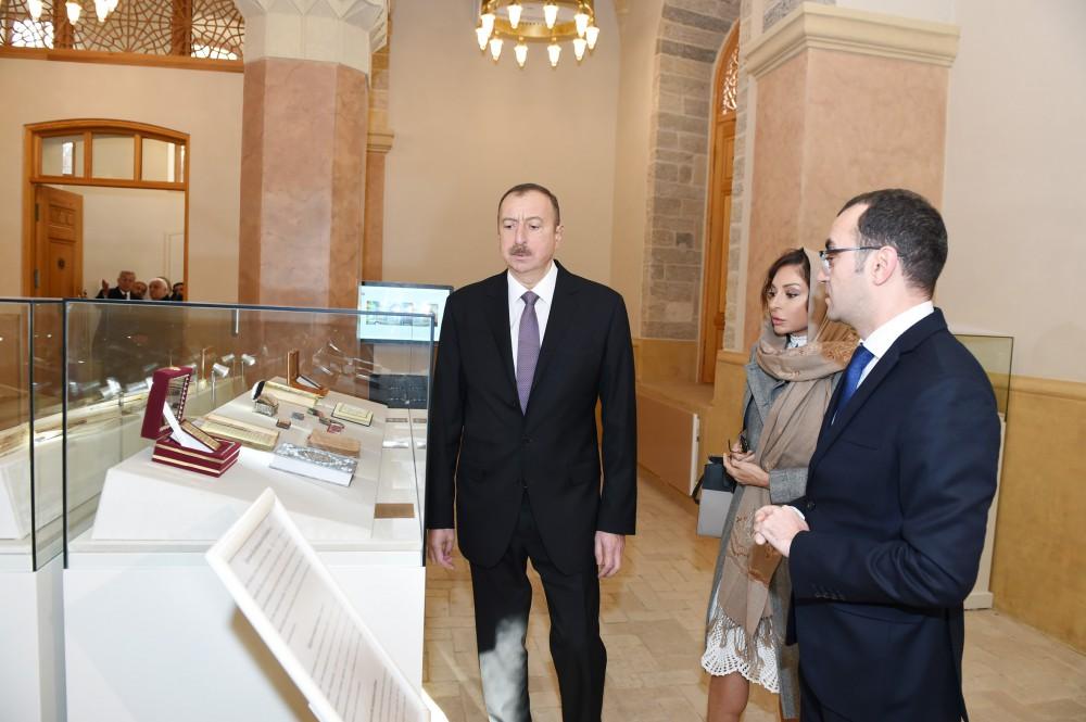 Prezident İlham Əliyev və xanımı "Bəylər" məscidində bərpa işlərindən sonra yaradılan şəraitlə tanış olublar (FOTO) (YENİLƏNİB)