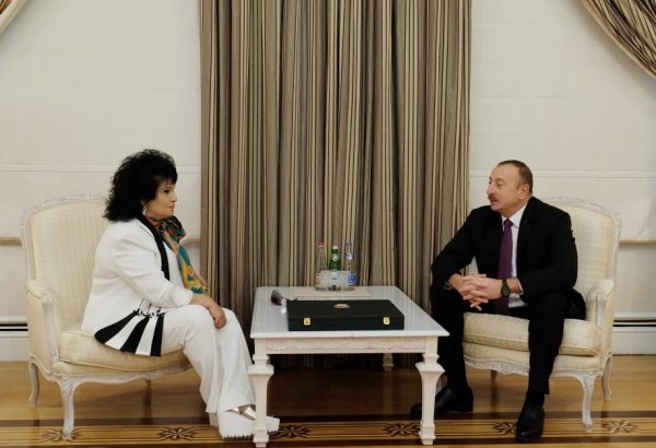 Prezident İlham Əliyev xalq artisti Zeynəb Xanlarovaya "Heydər Əliyev" ordenini təqdim edib (FOTO) (YENİLƏNİB)