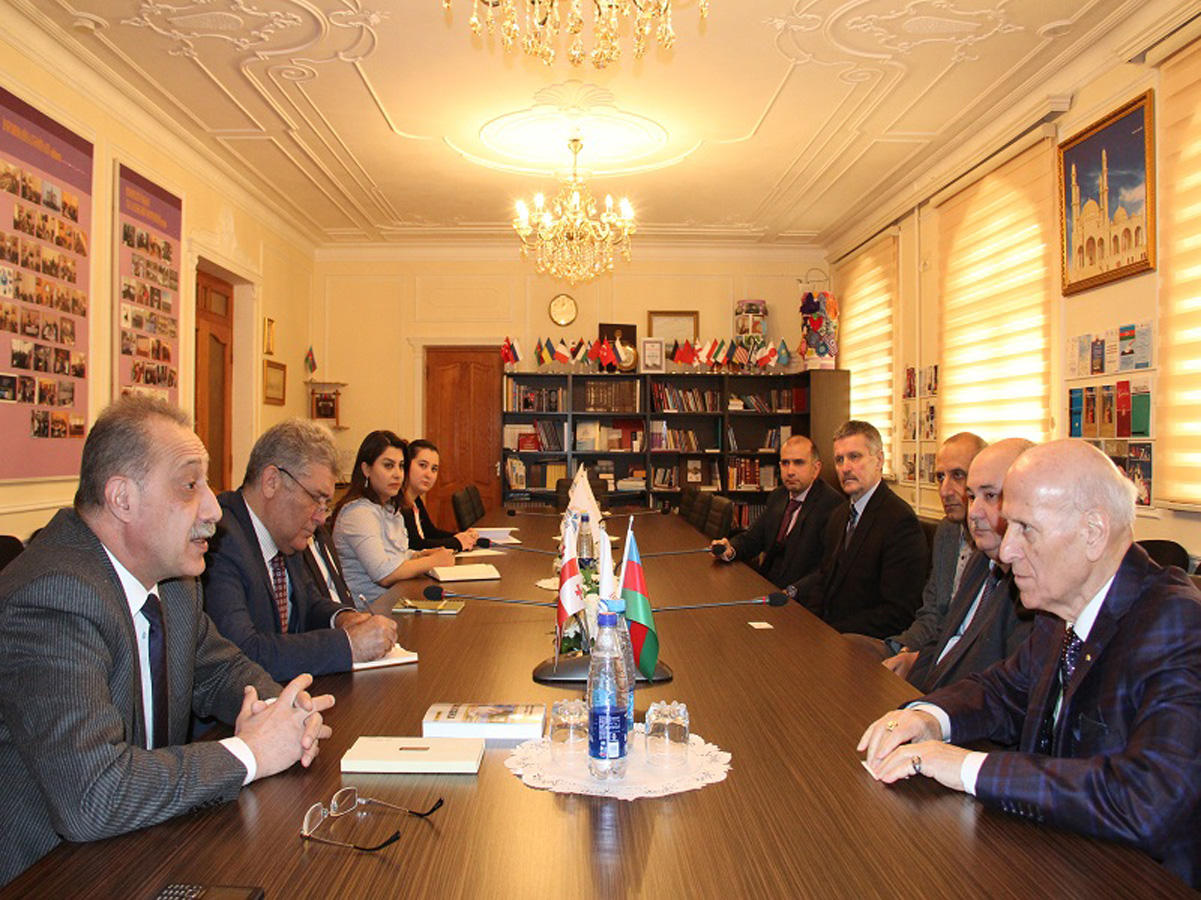 Tanınmış pedaqoq Şalva Amonaşvili Bilik Fondunda olub  (FOTO)