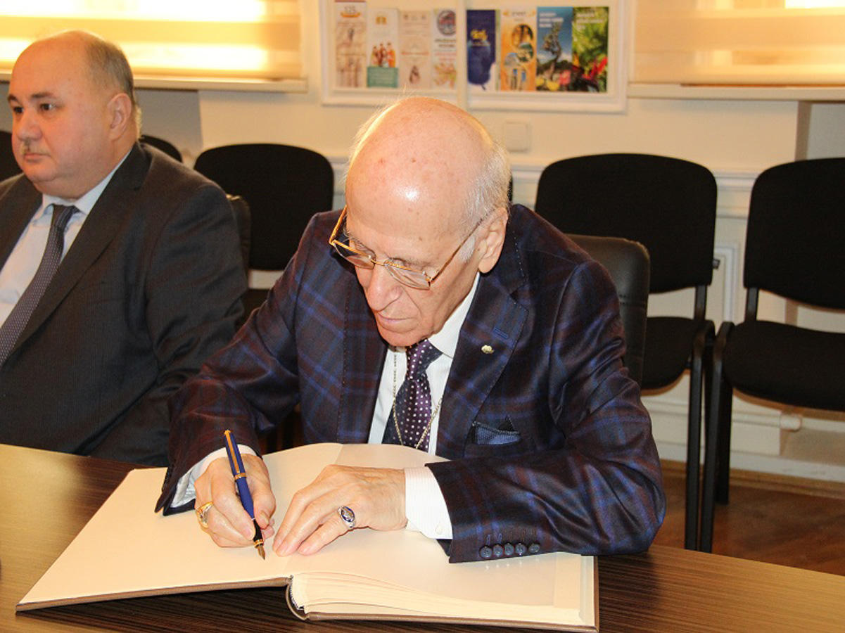 Tanınmış pedaqoq Şalva Amonaşvili Bilik Fondunda olub  (FOTO)