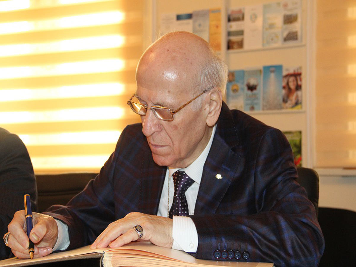 Tanınmış pedaqoq Şalva Amonaşvili Bilik Fondunda olub  (FOTO)