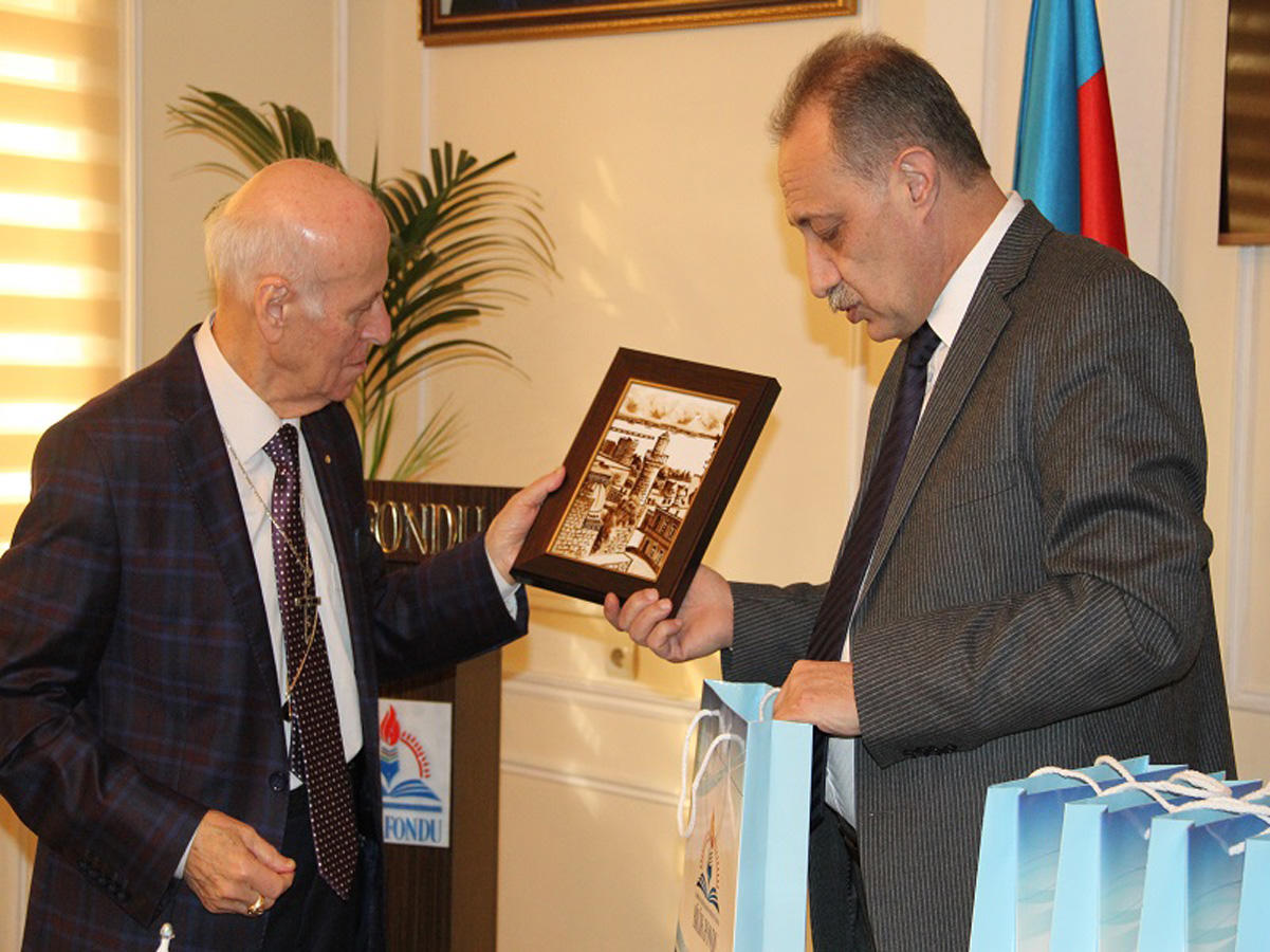 Tanınmış pedaqoq Şalva Amonaşvili Bilik Fondunda olub  (FOTO)