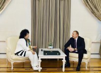 Prezident İlham Əliyev xalq artisti Zeynəb Xanlarovaya "Heydər Əliyev" ordenini təqdim edib (FOTO) (YENİLƏNİB)