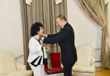 Prezident İlham Əliyev xalq artisti Zeynəb Xanlarovaya "Heydər Əliyev" ordenini təqdim edib (FOTO) (YENİLƏNİB)