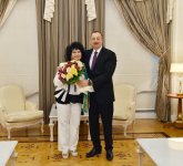 Prezident İlham Əliyev xalq artisti Zeynəb Xanlarovaya "Heydər Əliyev" ordenini təqdim edib (FOTO) (YENİLƏNİB)