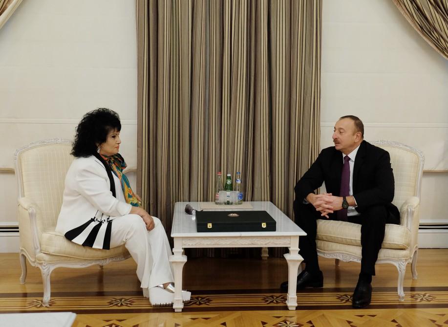 Prezident İlham Əliyev xalq artisti Zeynəb Xanlarovaya "Heydər Əliyev" ordenini təqdim edib (FOTO) (YENİLƏNİB)