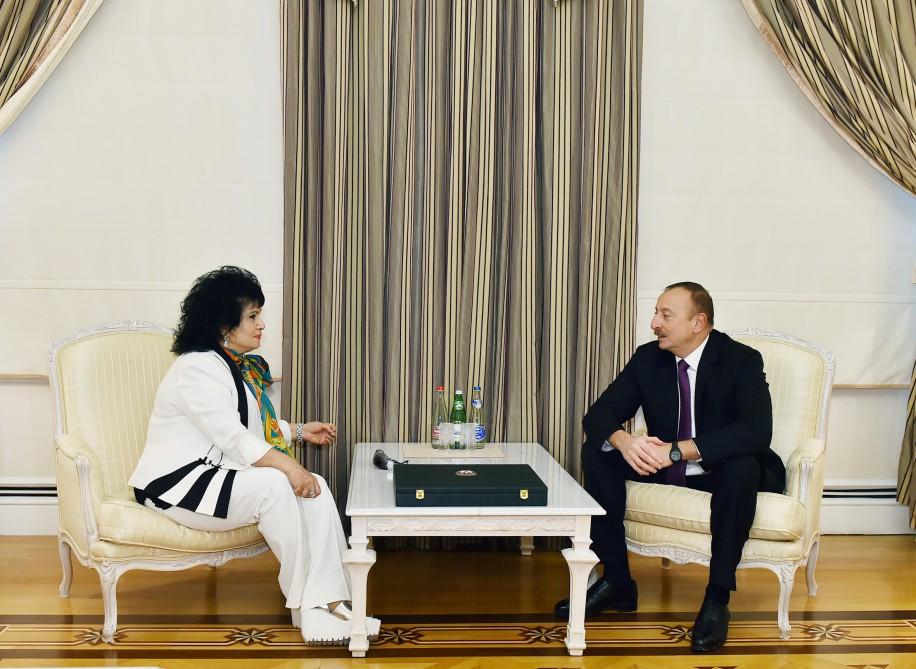 Prezident İlham Əliyev xalq artisti Zeynəb Xanlarovaya "Heydər Əliyev" ordenini təqdim edib (FOTO) (YENİLƏNİB)