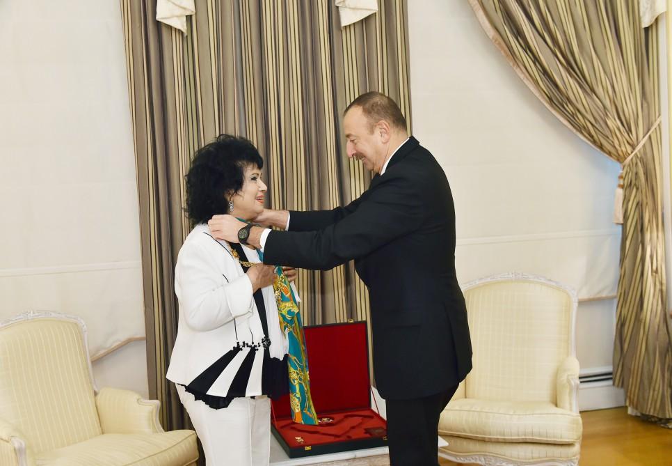Prezident İlham Əliyev xalq artisti Zeynəb Xanlarovaya "Heydər Əliyev" ordenini təqdim edib (FOTO) (YENİLƏNİB)