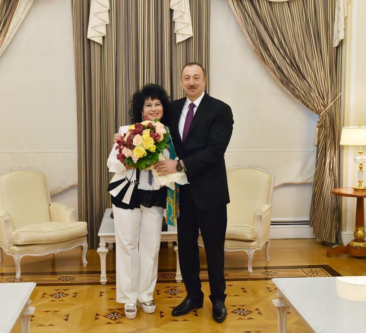 Prezident İlham Əliyev xalq artisti Zeynəb Xanlarovaya "Heydər Əliyev" ordenini təqdim edib (FOTO) (YENİLƏNİB)