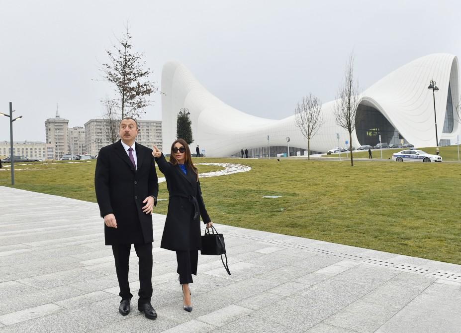 Prezident İlham Əliyev və xanımı Bakıda yeni salınmış parkın açılışında iştirak ediblər (YENİLƏNİB)  (FOTO)