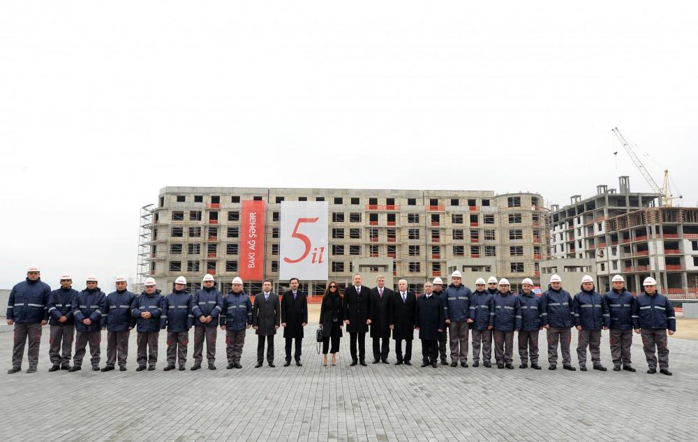Prezident İlham Əliyev və xanımı "Bakı Ağ Şəhər"də görülən işlərlə tanış olublar (YENİLƏNİB)  (FOTO)