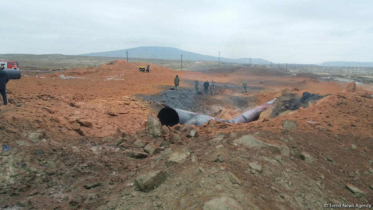 Bakıda qaz kəmərindəki yanğın söndürüldü (YENİLƏNİB-2)  (FOTO)