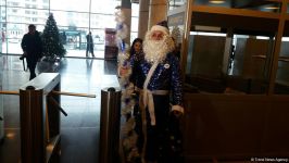 Metro stansiyalarında sərnişinlərə Şaxta baba və Qar qız sürprizi (FOTO)