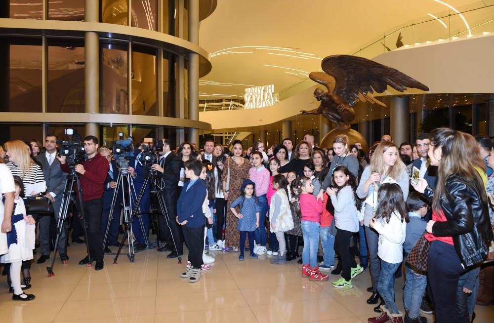 Leyla Əliyeva Heydər Əliyev Mərkəzində "Kukla incəsənətdə" sərgisi ilə tanış olub (FOTO)