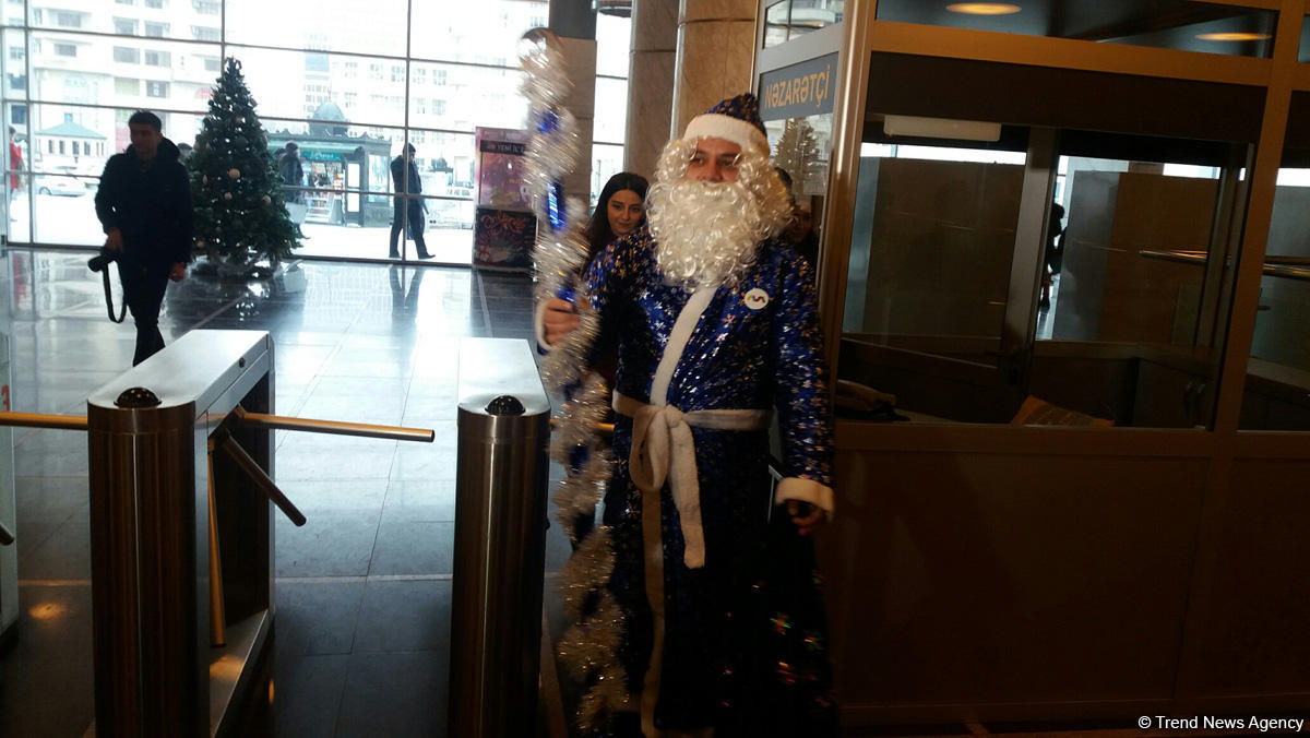 Metro stansiyalarında sərnişinlərə Şaxta baba və Qar qız sürprizi (FOTO)