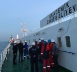 Xəzərdə yanan yük gəmisi sahilə çıxarılır (YENİLƏNİB-2) (FOTO)