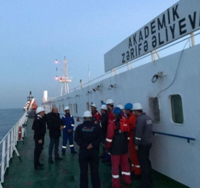 Xəzərdə yanan yük gəmisi sahilə çıxarılır (YENİLƏNİB-2) (FOTO)