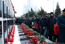 Azərbaycan ictimaiyyəti 20 Yanvar faciəsi qurbanlarının əziz xatirəsini yad edir (FOTO)