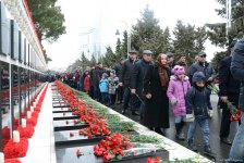 Azərbaycan ictimaiyyəti 20 Yanvar faciəsi qurbanlarının əziz xatirəsini yad edir (FOTO)
