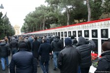 Azərbaycan ictimaiyyəti 20 Yanvar faciəsi qurbanlarının əziz xatirəsini yad edir (FOTO)