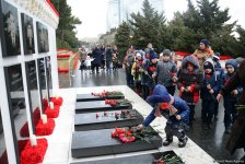Azərbaycan ictimaiyyəti 20 Yanvar faciəsi qurbanlarının əziz xatirəsini yad edir (FOTO)