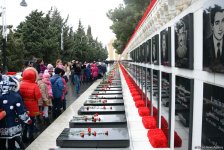 Azərbaycan ictimaiyyəti 20 Yanvar faciəsi qurbanlarının əziz xatirəsini yad edir (FOTO)