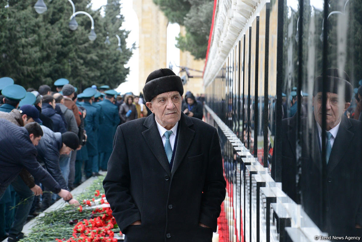 Azərbaycan ictimaiyyəti 20 Yanvar faciəsi qurbanlarının əziz xatirəsini yad edir (FOTO)