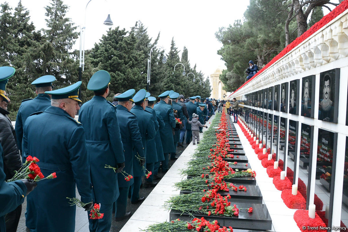 Azərbaycan ictimaiyyəti 20 Yanvar faciəsi qurbanlarının əziz xatirəsini yad edir (FOTO)