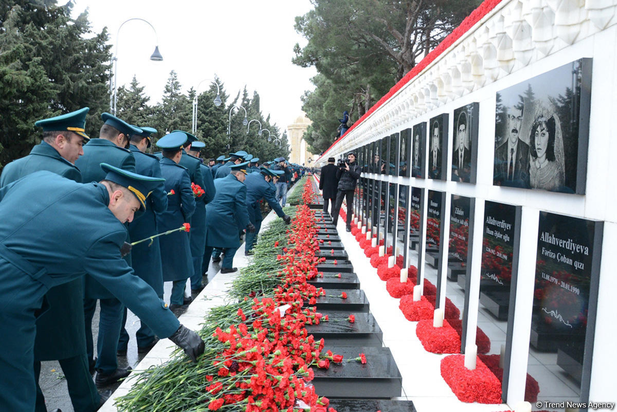 Azərbaycan ictimaiyyəti 20 Yanvar faciəsi qurbanlarının əziz xatirəsini yad edir (FOTO)