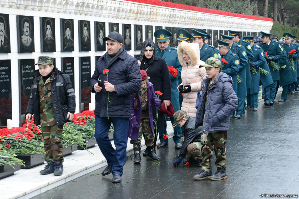 Azərbaycan ictimaiyyəti 20 Yanvar faciəsi qurbanlarının əziz xatirəsini yad edir (FOTO)