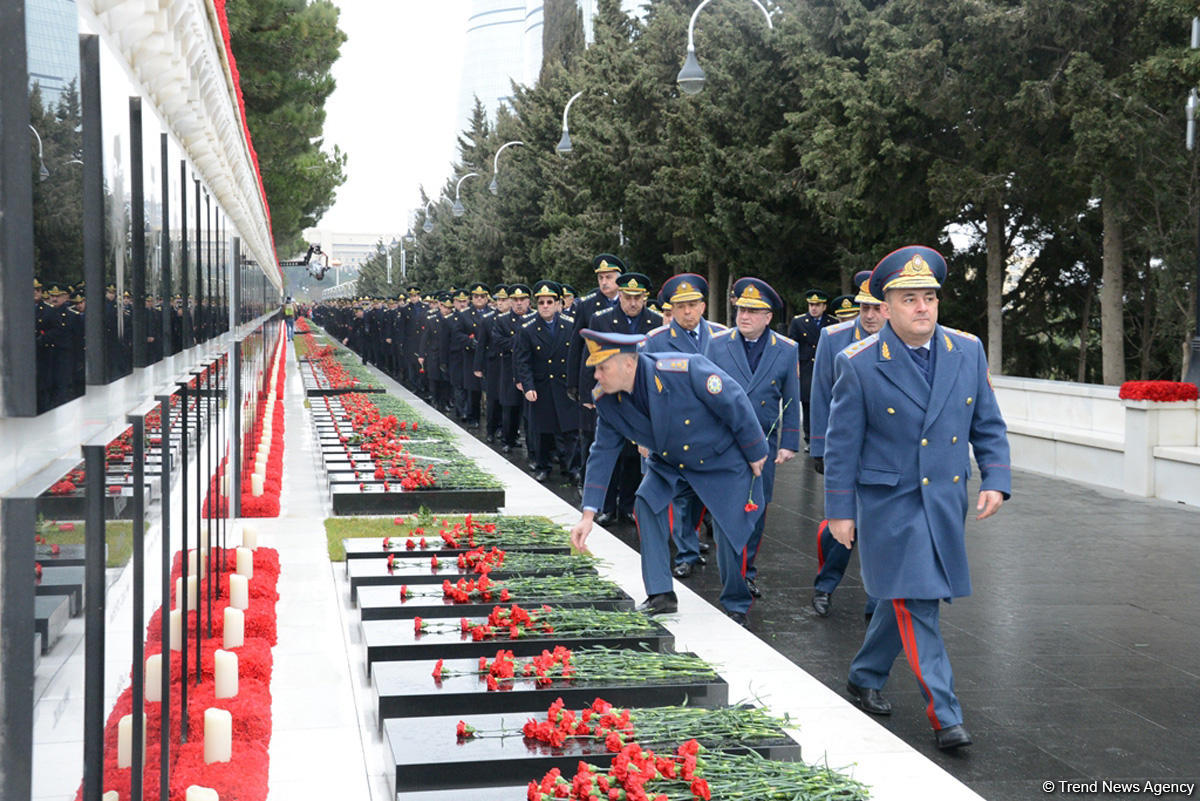 Azərbaycan ictimaiyyəti 20 Yanvar faciəsi qurbanlarının əziz xatirəsini yad edir (FOTO)
